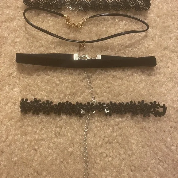 NIB FOUR PIECE WOMENS JEWELRY BLACK CHOCKER NECKLACE LAYERING BUNDLE - Picture 5 of 5